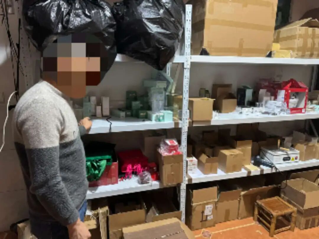 开设多家网店低价销售假冒品牌化妆品，10人获刑