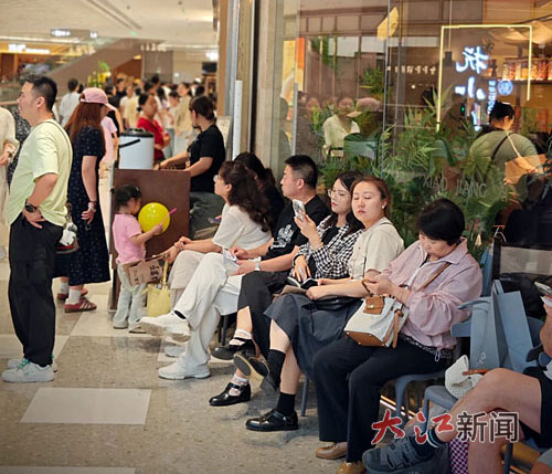 一线城市核心商圈排队两小时，“发光江西菜”俘获年轻的心
