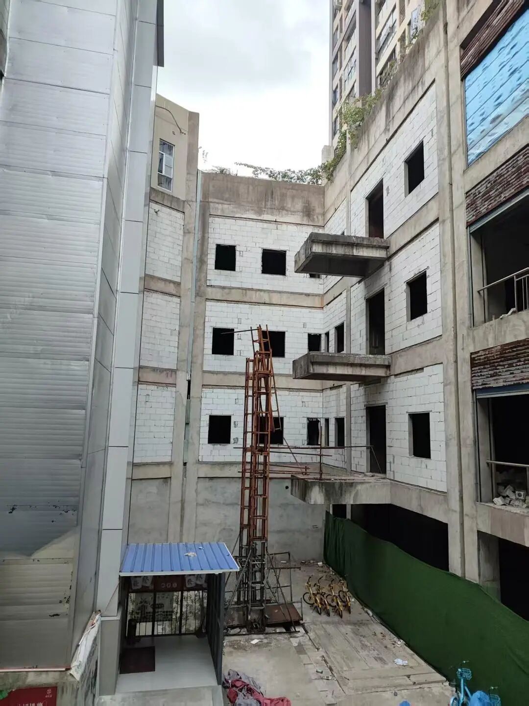 “区长上电视问政节目曝光违建”4年仍未拆完，一业主起诉武汉江岸区政府，一审被驳回