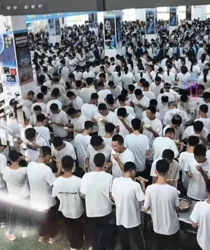 山东聊城一中学食堂无座椅，学生站着用餐，校方：一直都没座位，是学校传统