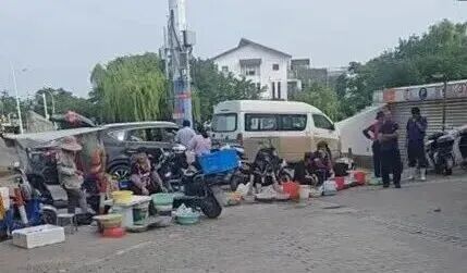 流动摊贩占道经营、垃圾堆积，市容与民生如何兼顾？