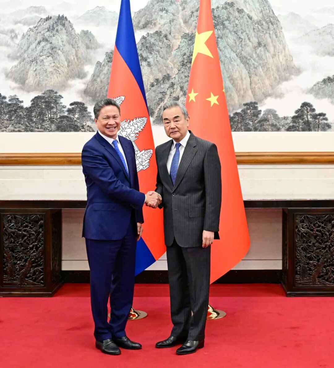 王毅会见柬埔寨副首相孙占托