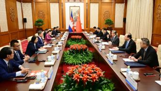 王毅會見柬埔寨副首相孫占托