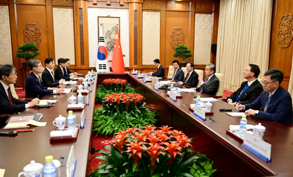 王毅同韩国外长赵显会谈