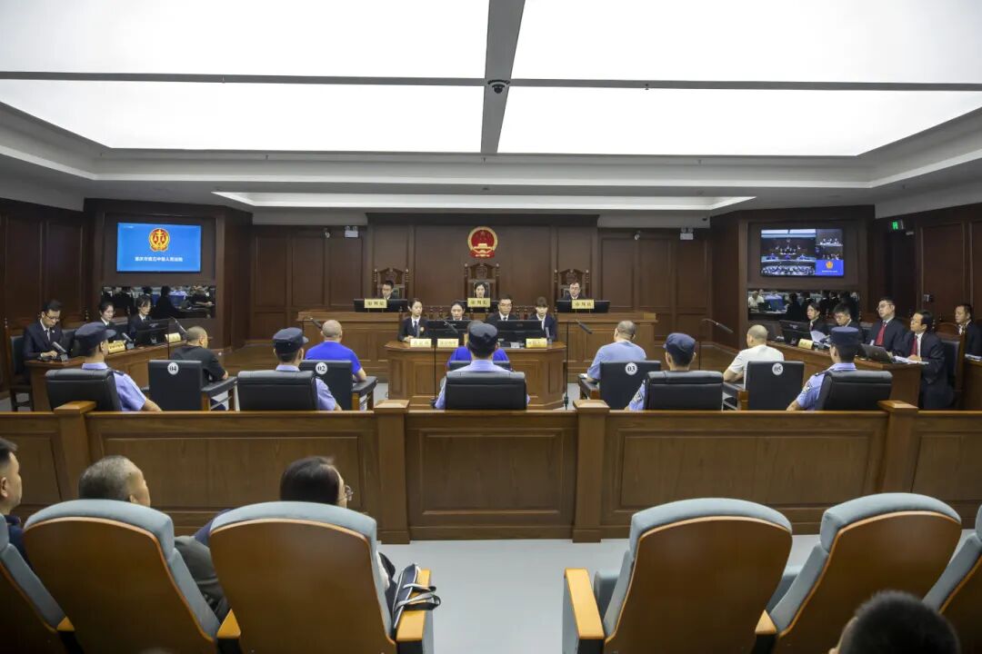 涉非法拘禁、贩卖毒品等罪，徐发启犯罪集团案一审开庭