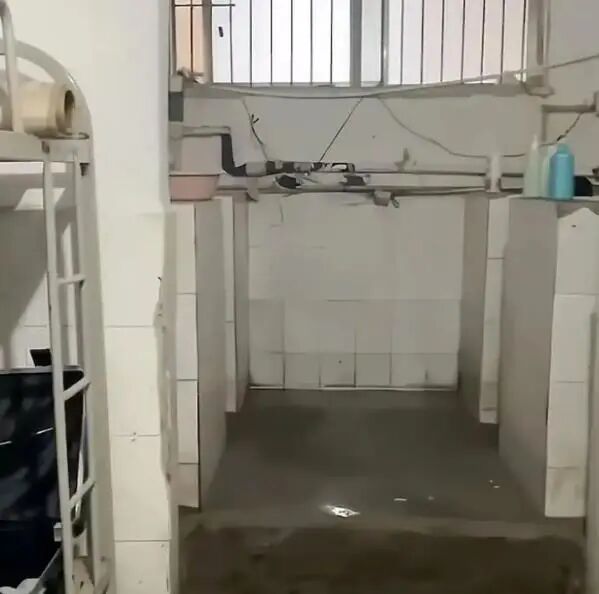 永州一学校通报“公厕改宿舍”：澡堂改造而成，已整改停用并分流学生