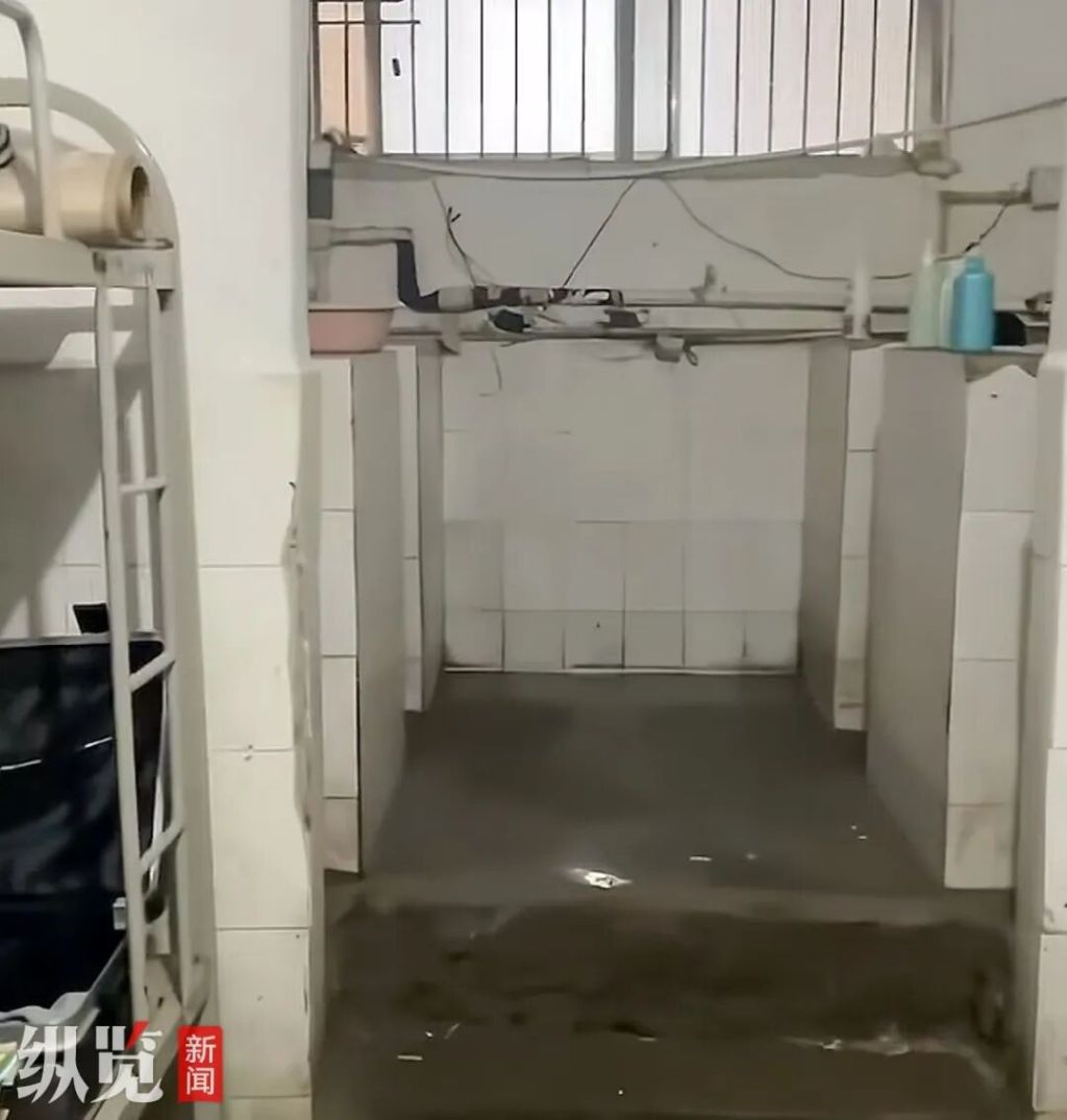 马上评｜厕所“半敞开”，宿舍再简陋也不能如此将就