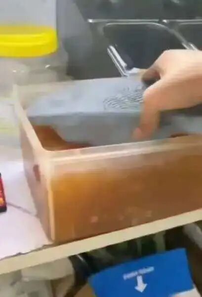 深圳一奶茶店员工将拖鞋放入配料盆：已被行拘，门店停业整改