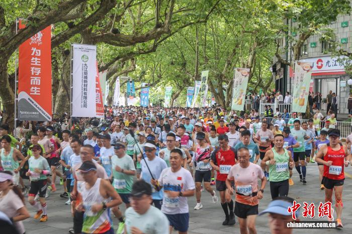 2025庐山半程马拉松赛开跑,选手奔跑于匡庐奇秀中