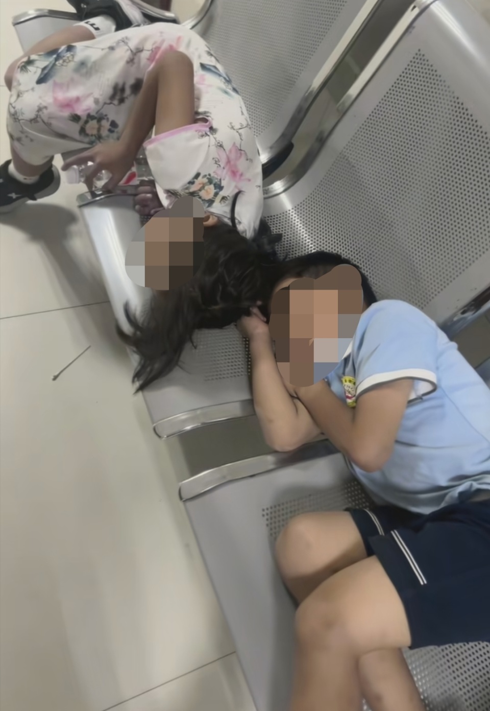 贵州多名小孩食用蛋糕后上吐下泻，当地政府要求家长删视频
