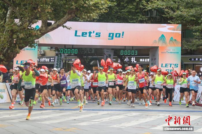 2025庐山半程马拉松赛开跑，选手奔跑于匡庐奇秀中