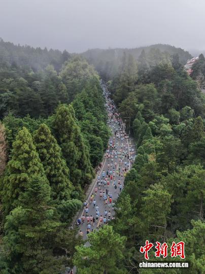 2025庐山半程马拉松赛开跑,选手奔跑于匡庐奇秀中