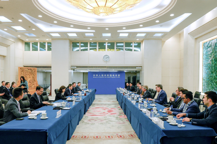 商务部国际贸易谈判代表兼副部长李成钢会见美国中西部地区政商领袖代表团