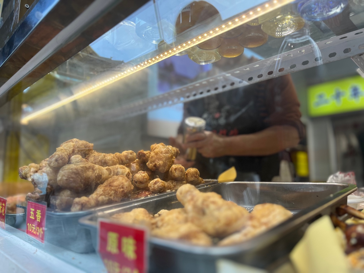 王俊凯与平遥影展缘分再升级，古城炸鸡店里还有他的彩蛋