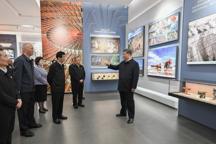 习近平参观新疆维吾尔自治区成立70周年主题成就展