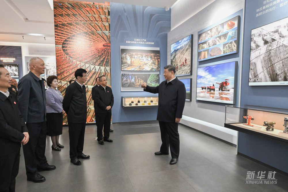 图讯丨习近平参观新疆维吾尔自治区成立70周年主题成就展