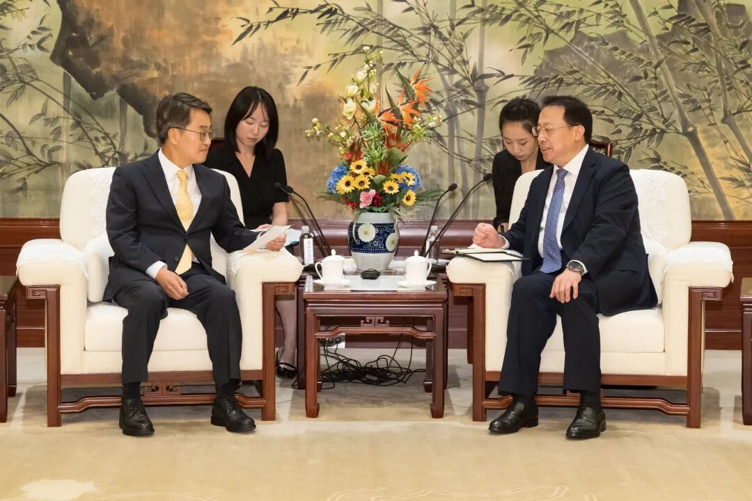 龚正会见韩国京畿道知事金东兖，并共同签署友好合作交流备忘录