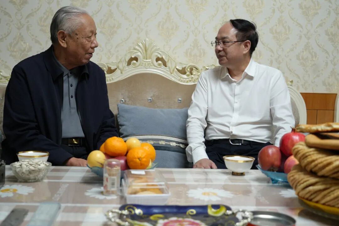 刚到任的吐鲁番市委书记文天平国庆中秋前夕走访慰问离退休干部