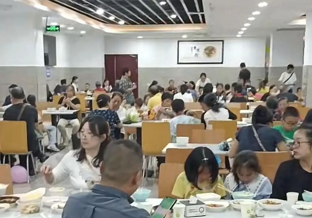 多地机关食堂国庆向社会开放，有游客点9份菜花了58元