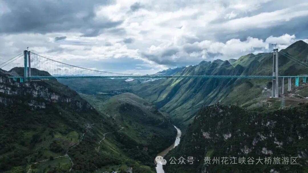 贵州花江峡谷大桥游客太多出现滞留，公务车也帮忙运送游客