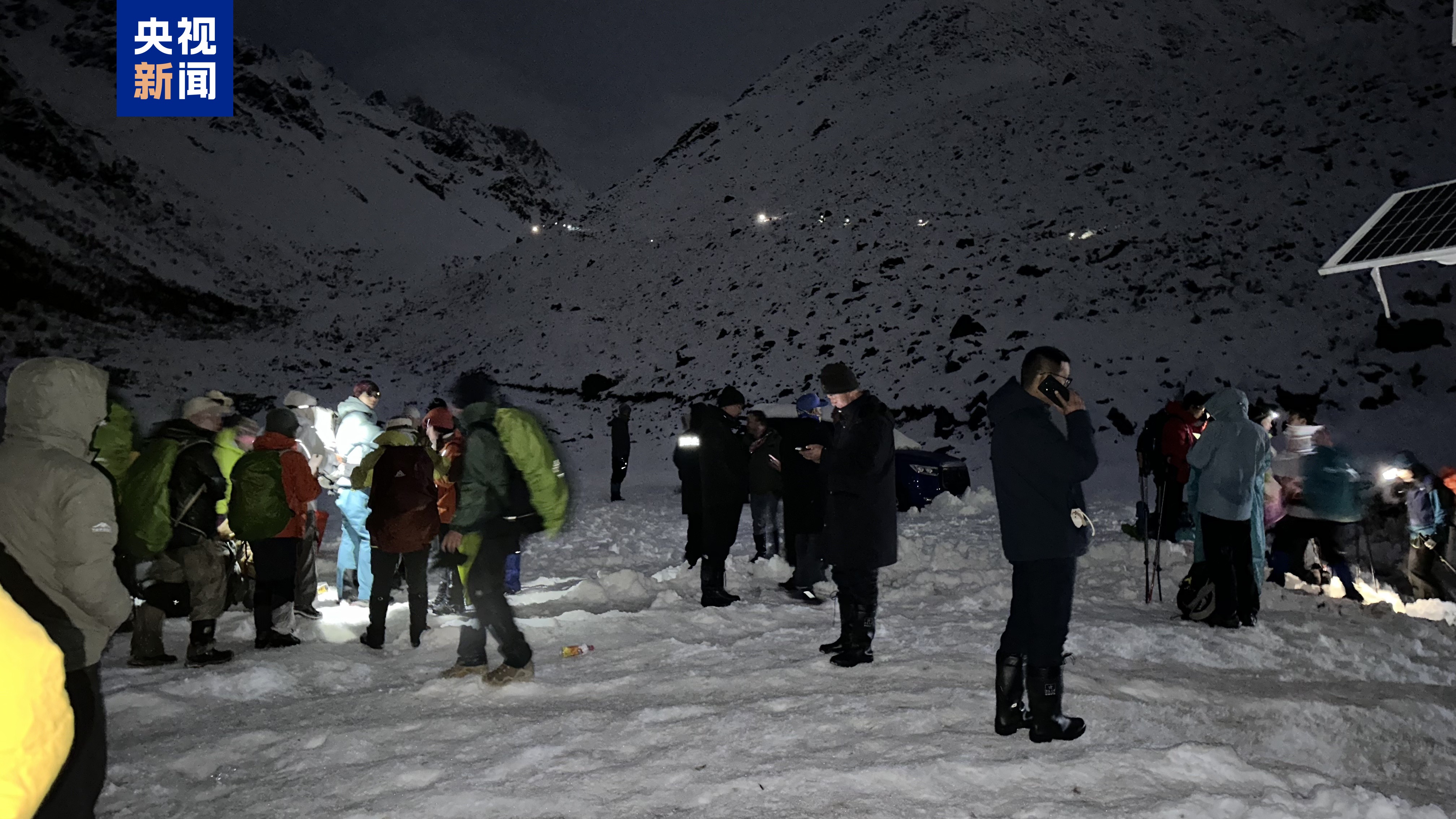 西藏定日县受降雪影响游客全部取得联系，已有350名安全抵达接应点