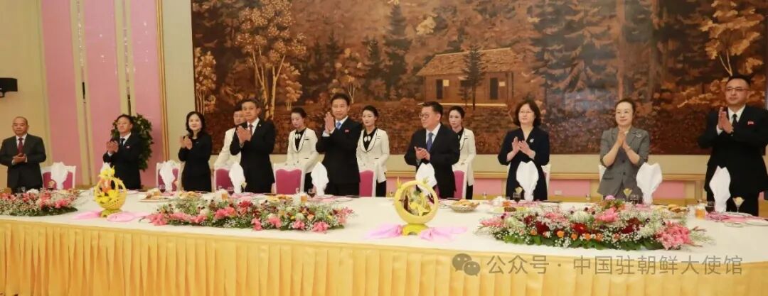 朝方为中国上海艺术团举行欢迎宴会
