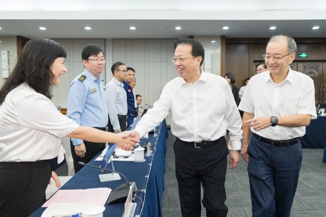 今天的上海市政府常务会议请来四位公众代表，参与审议关于提升基层应急管理能力的议题