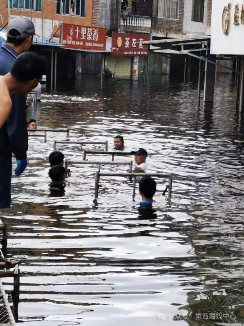 ‌广西一地“洪水围村”十余天，当地：仍断电，安排冲锋舟皮划艇接送出行