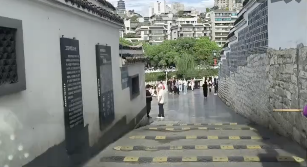 贵阳一20米下坡路装了16条减速带,交警回应:设置前征求过意见,得到一致认可