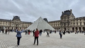 法国卢浮宫发生抢劫事件，消息人士：9件拿破仑时期珠宝被盗