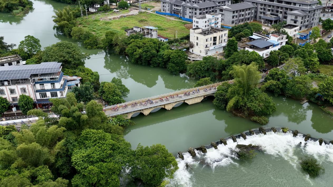 壮美山水！2025环广西世巡赛给世界车坛的震撼超越竞技