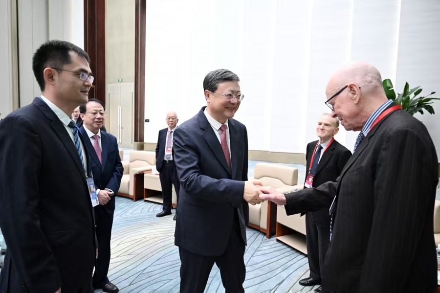 2025世界顶尖科学家论坛在沪开幕,陈吉宁出席并致辞,陈竺颁发世界顶科协奖