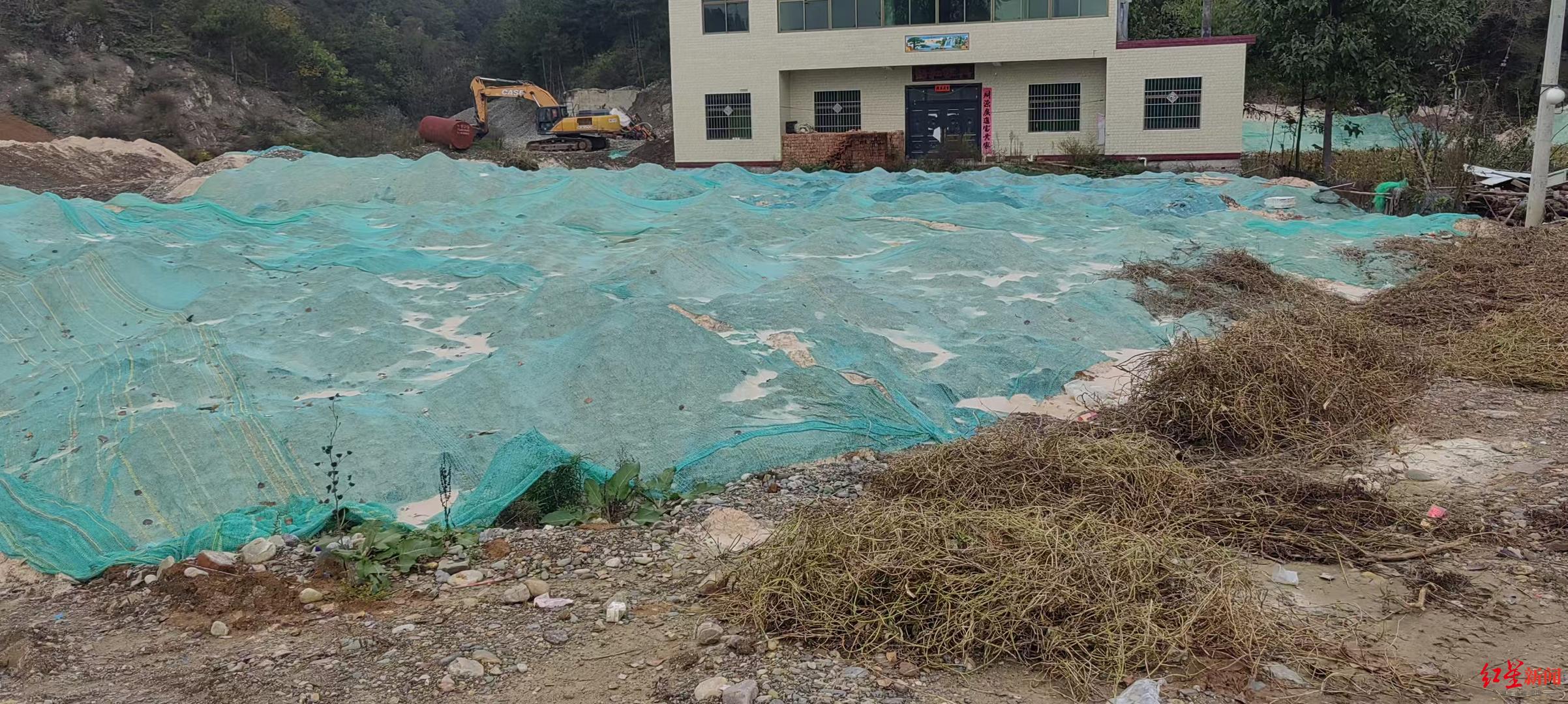 陕西洛南一村民称耕地被倾倒工业垃圾，企业称“向村民交过钱”，环保部门已立案