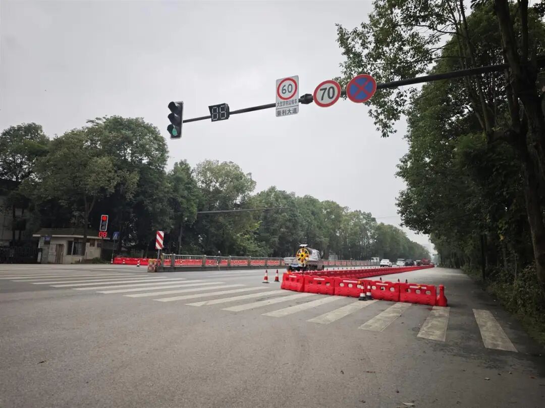 成都新都区一客车撞上路边停放货车已致6死,遇难者大多逾60岁