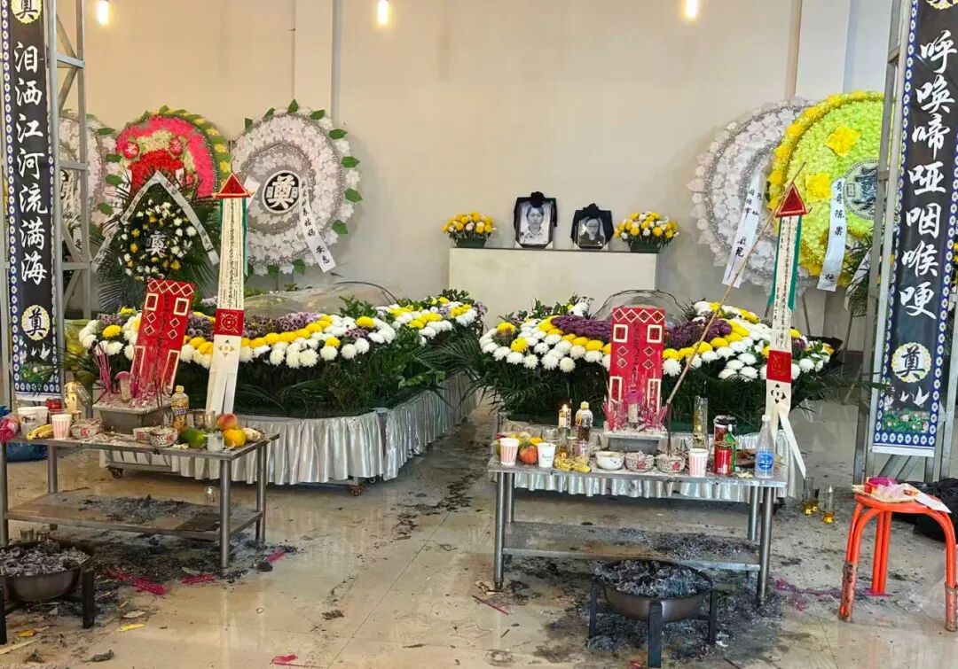 昭通一葬礼上围墙倒塌砸死6人、政府提出每户赔14.6万,家属:需要个说法