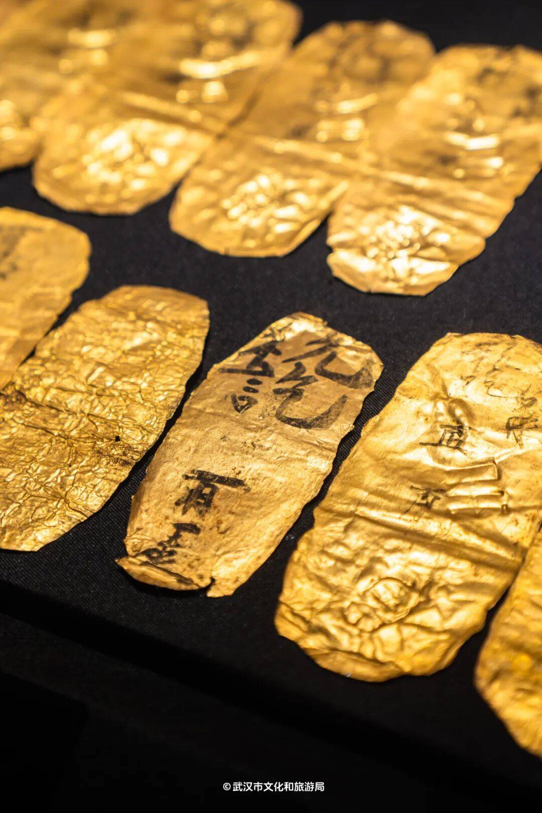 一周展讯 | 上海双年展听到蜜蜂, 广东美术展解读岭南