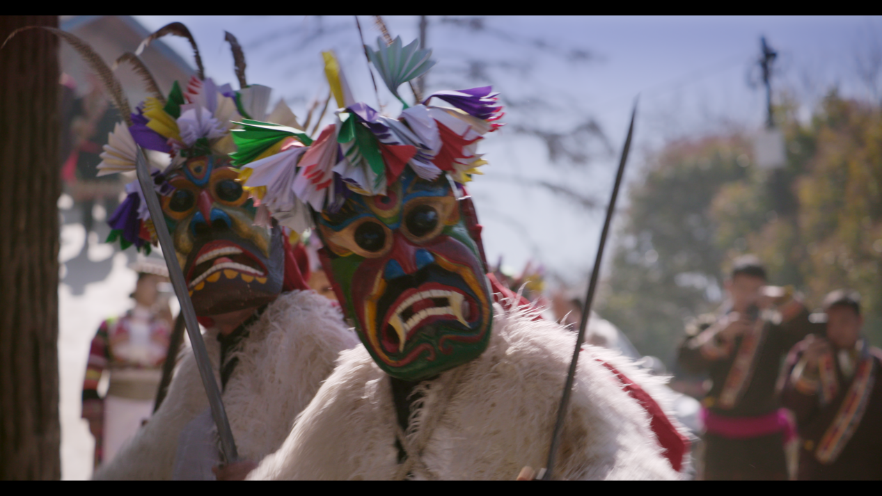 纪录电影《白马姐妹》:跨越24年见证白马藏族时代变迁