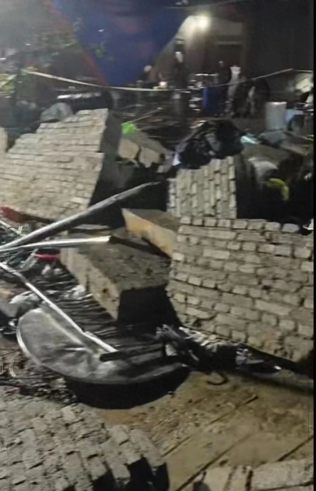 昭通一葬礼上围墙倒塌砸死6人、政府提出每户赔14.6万,家属:需要个说法