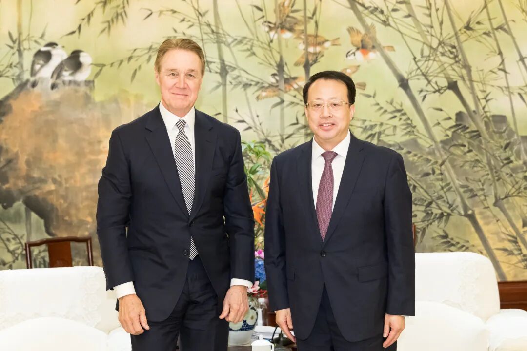 龚正会见美国驻华大使庞德伟