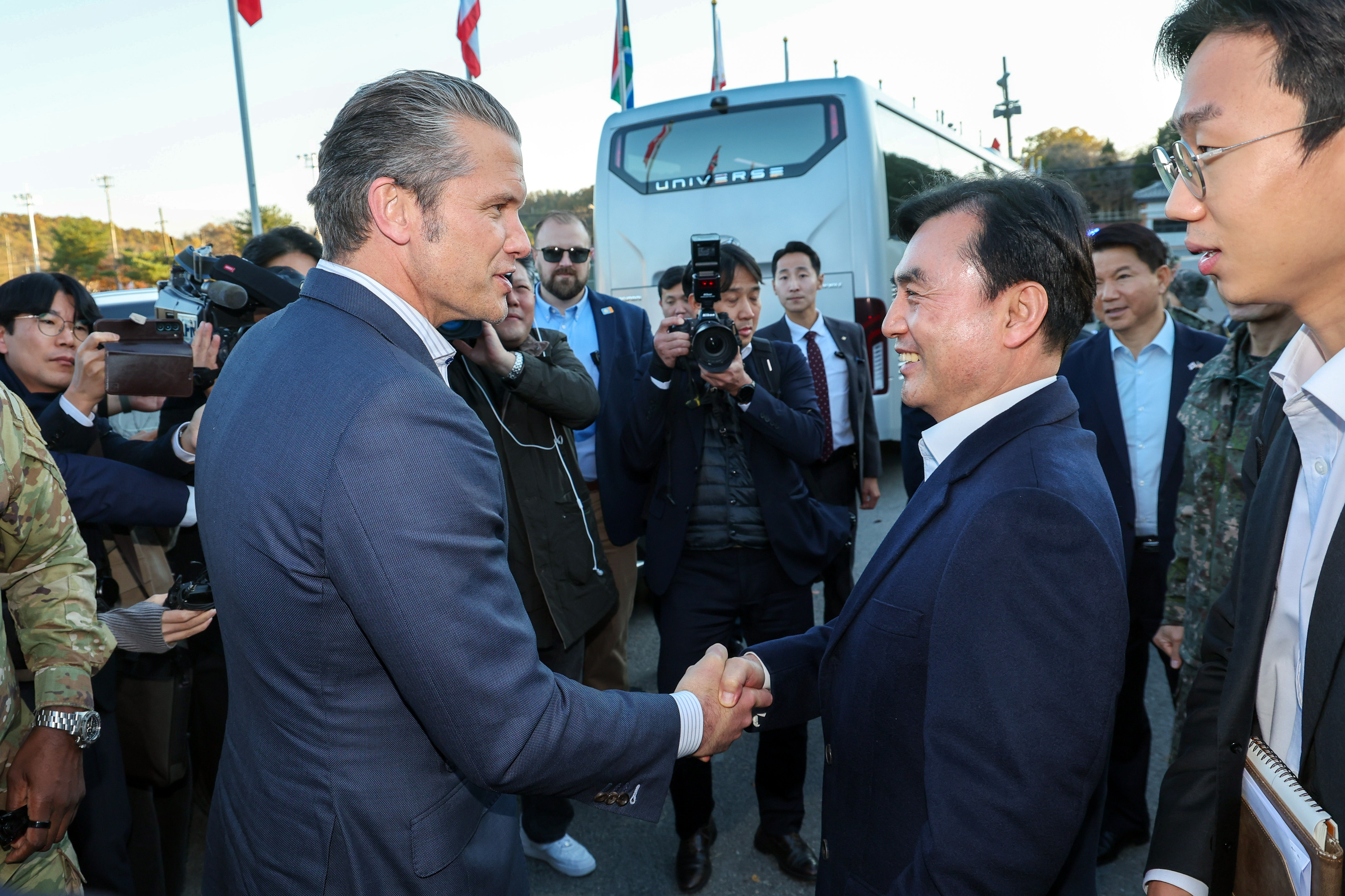 韩美防长访问板门店共同警备区