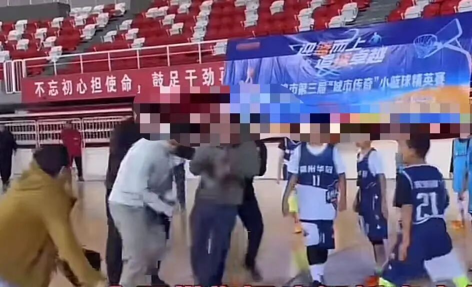 盘锦一青少年篮球赛发生推搡:多名家长场内起冲突,警方已处置