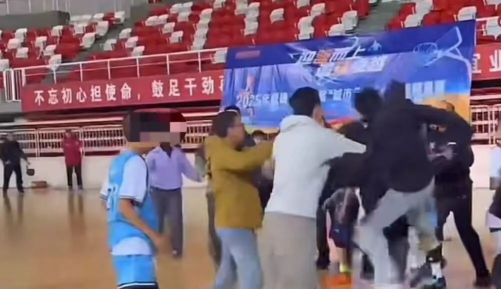 盘锦一青少年篮球赛发生推搡:多名家长场内起冲突,警方已处置