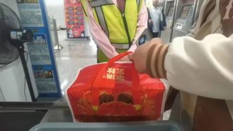 活蟹能否進(jìn)地鐵？上海地鐵最新回應(yīng)：可以帶，包裝要密閉無滲漏