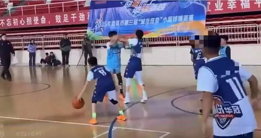 盘锦一青少年篮球赛发生推搡:多名家长场内起冲突,警方已处置