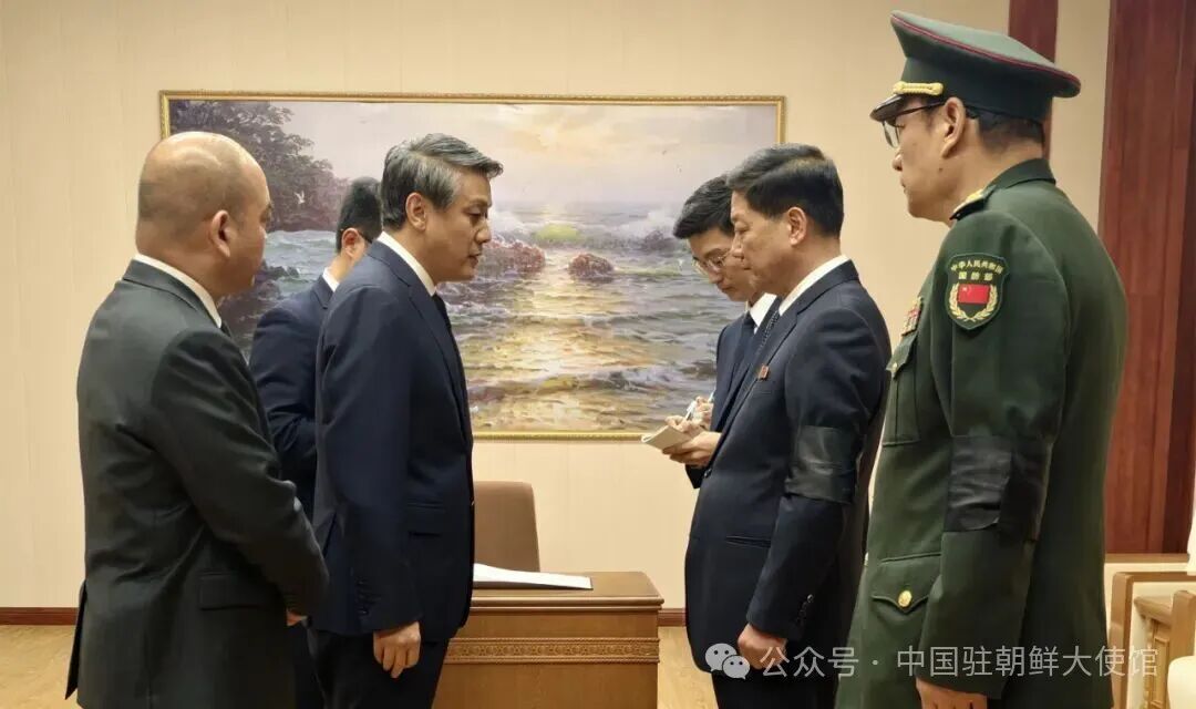 驻朝大使王亚军吊唁朝鲜最高人民会议常任委员会前委员长金永南逝世