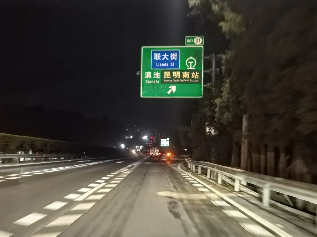 昆明一重要路段上百盏路灯多年不亮，管理方回应