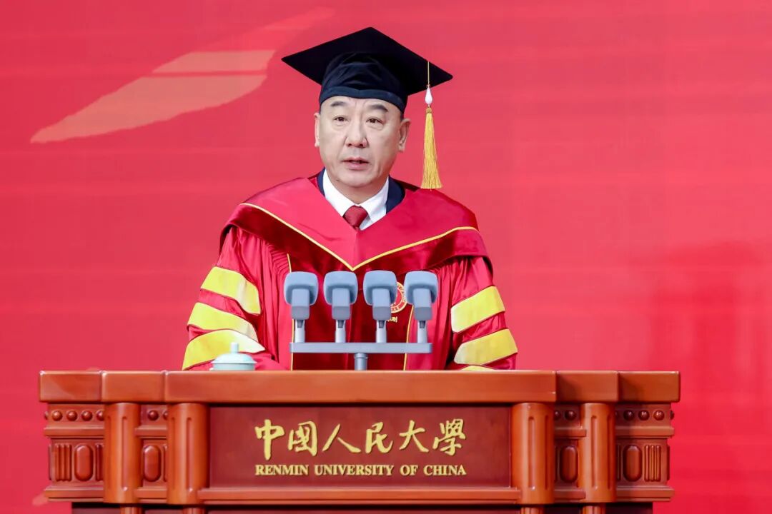 何超琼获授中国人民大学名誉博士学位