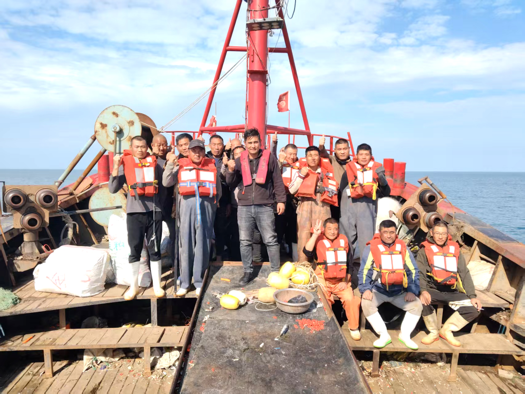 跨省渔民守望相助:山东渔船海上失火,连云港渔政出动救起9名船员