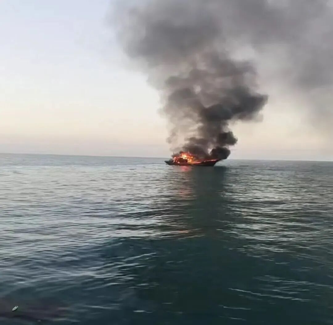 跨省渔民守望相助:山东渔船海上失火,连云港渔政出动救起9名船员