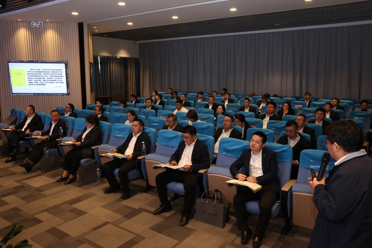 新华社:蜜蜂收卡-中建五局华东公司携手澎湃新闻举办“浪花训练营”，提升媒介管理能力